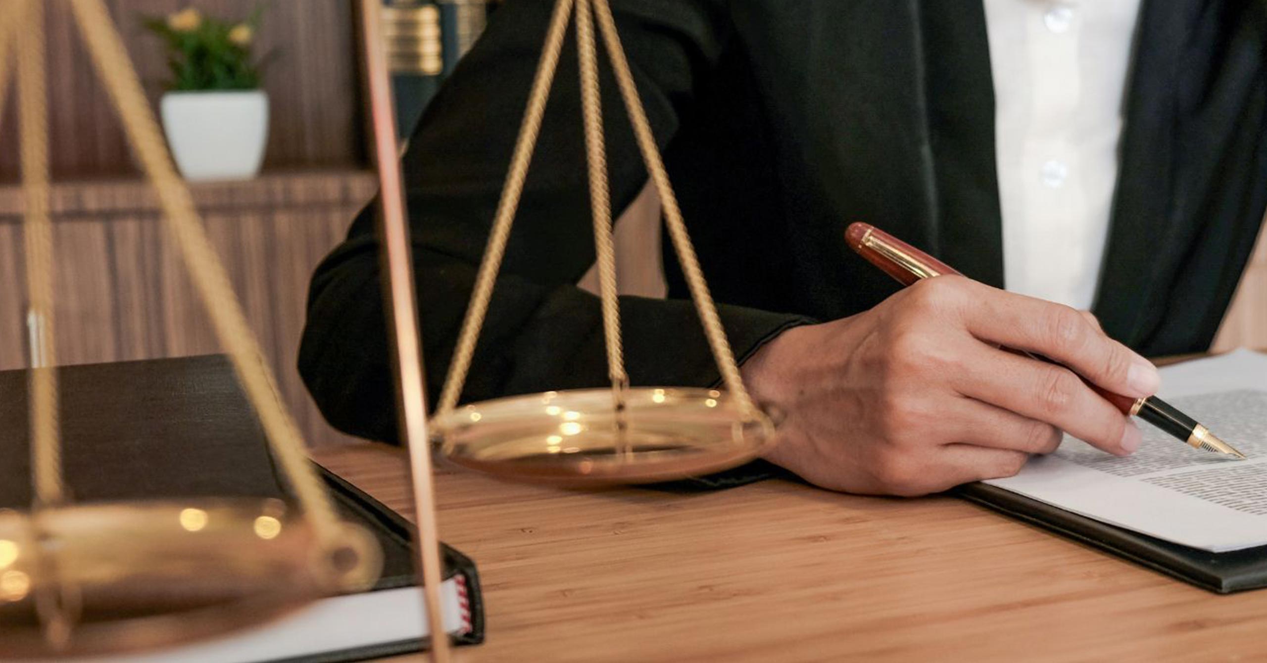 Juíza nega vínculo de emprego entre advogado associado e escritório